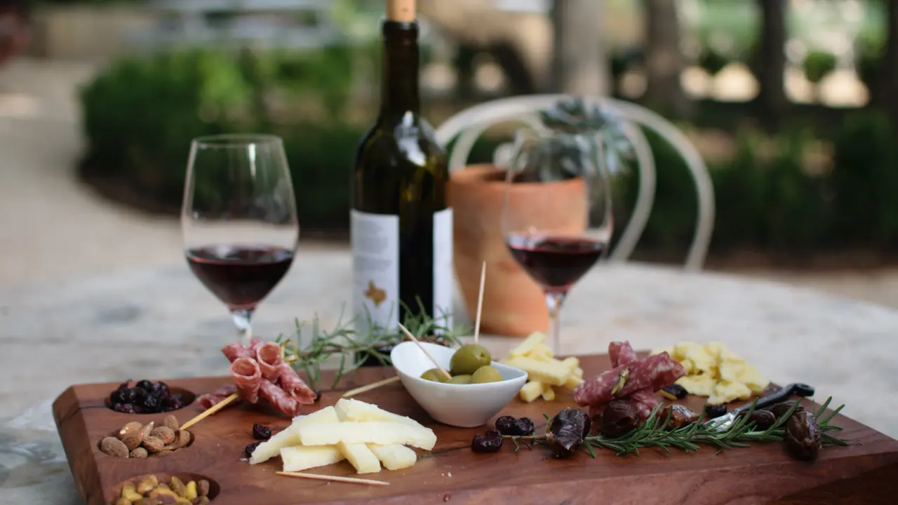 portugal-wonders-portuguese-wine-with-typical-food-1280px