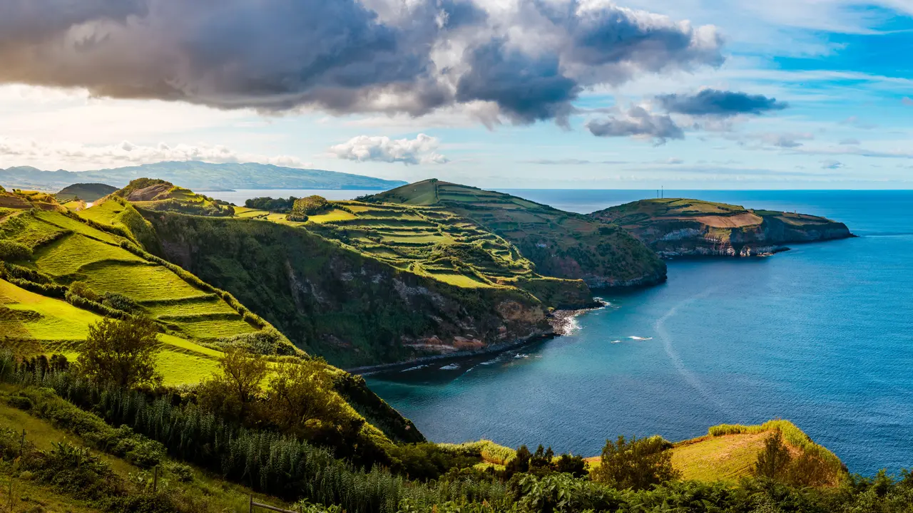 portugal-wonders-exploring-the-azores-coast-1280px