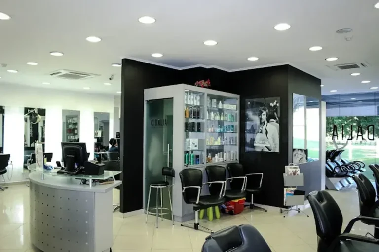 Cidália Cabeleireiros - Centro Comercial M.Bica (Services - Personal Care and Beauty) in Almada (Setúbal - Lisbon M.A.)