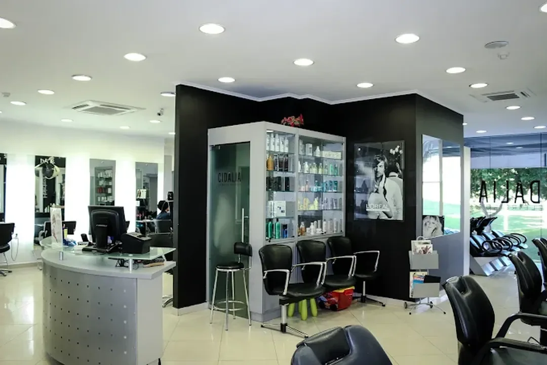 Cidália Cabeleireiros - Centro Comercial M.Bica (Services - Personal Care and Beauty) in Almada (Setúbal - Lisbon M.A.)